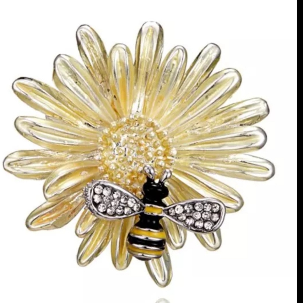 NWT Bumblebee and Daisy Brooch.